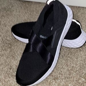 ZellaWomen's Black Lifestyle Sneaker